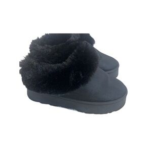 Wild Diva black faux fur slip-on platform slippers, size 8.5.